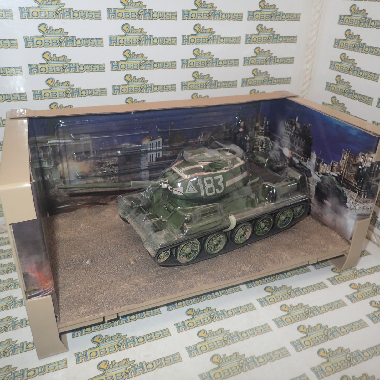 Forces of Valor 801013B - 1/32 Scale - Soviet T34-85 Medium Tank (with night weathering & city battle effect) Scale Model Replica