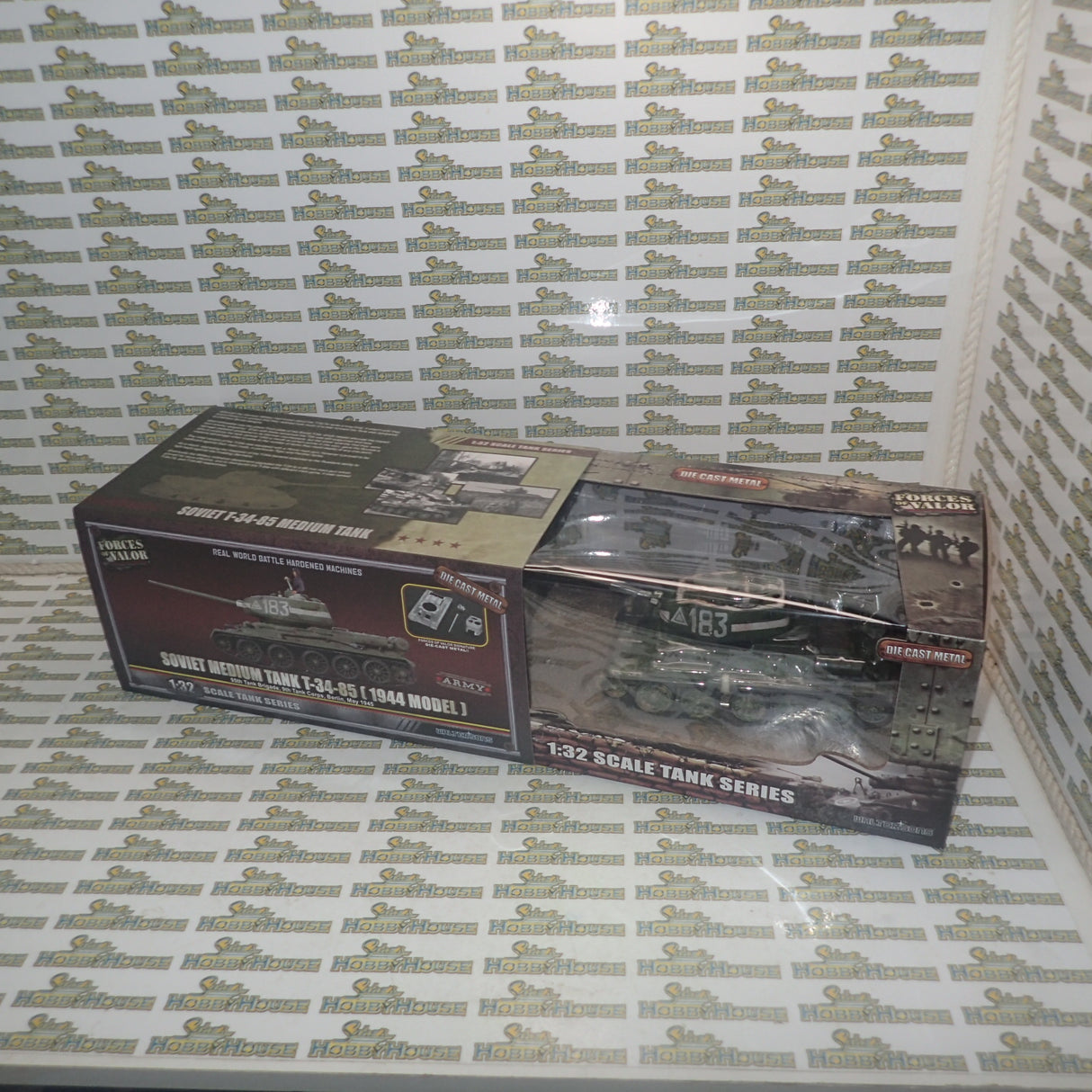 Forces of Valor 801013B - 1/32 Scale - Soviet T34-85 Medium Tank (with night weathering & city battle effect) Scale Model Replica