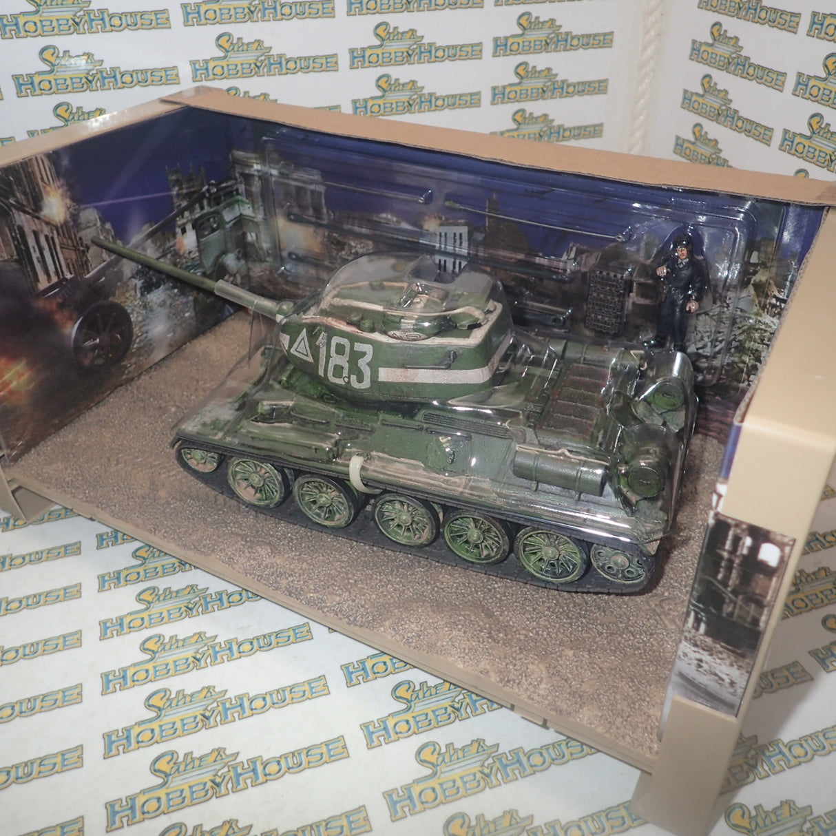 Forces of Valor 801013B - 1/32 Scale - Soviet T34-85 Medium Tank (with night weathering & city battle effect) Scale Model Replica