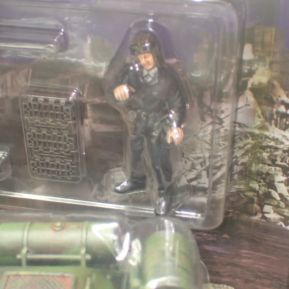 Forces of Valor 801013B - 1/32 Scale - Soviet T34-85 Medium Tank (with night weathering & city battle effect) Scale Model Replica