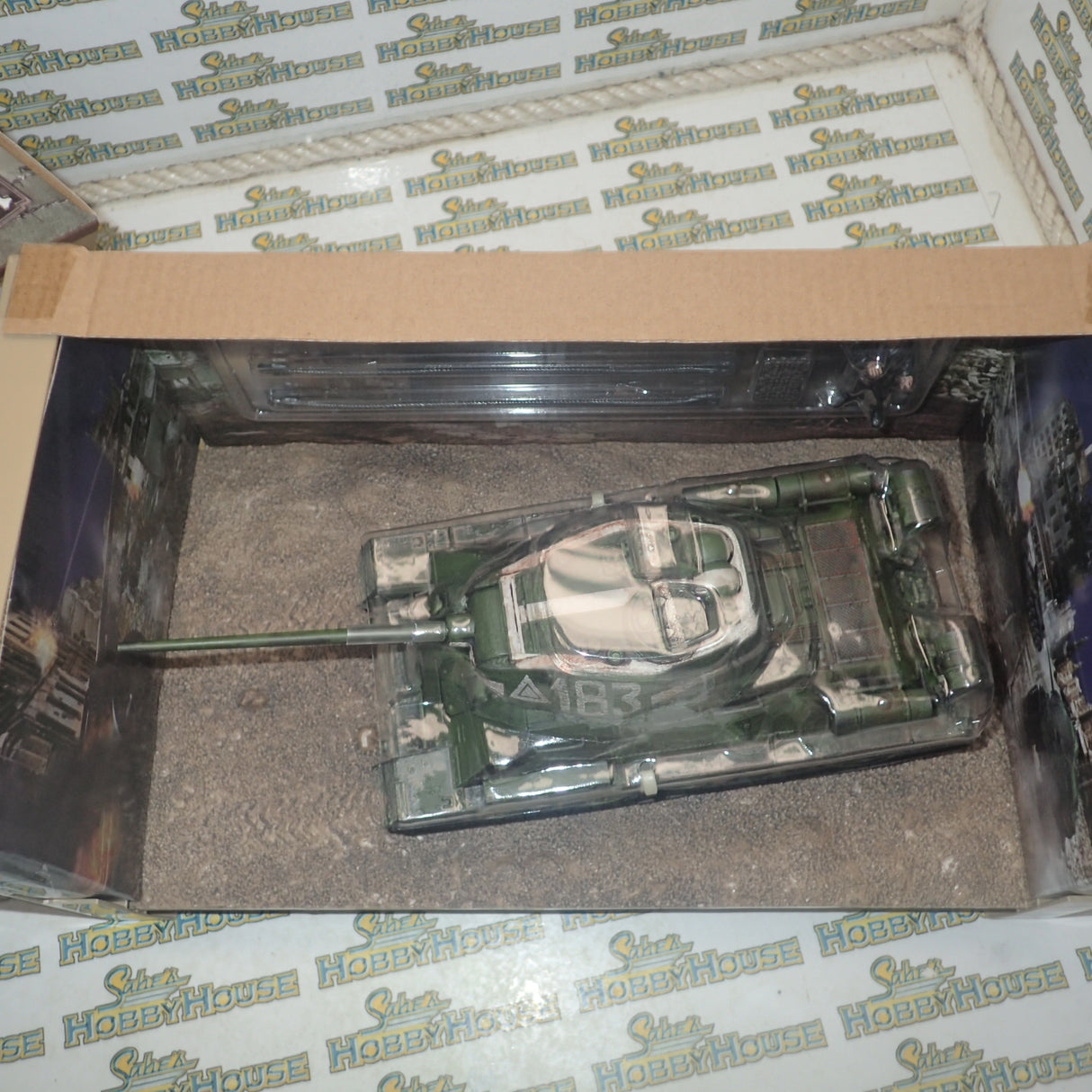 Forces of Valor 801013B - 1/32 Scale - Soviet T34-85 Medium Tank (with night weathering & city battle effect) Scale Model Replica