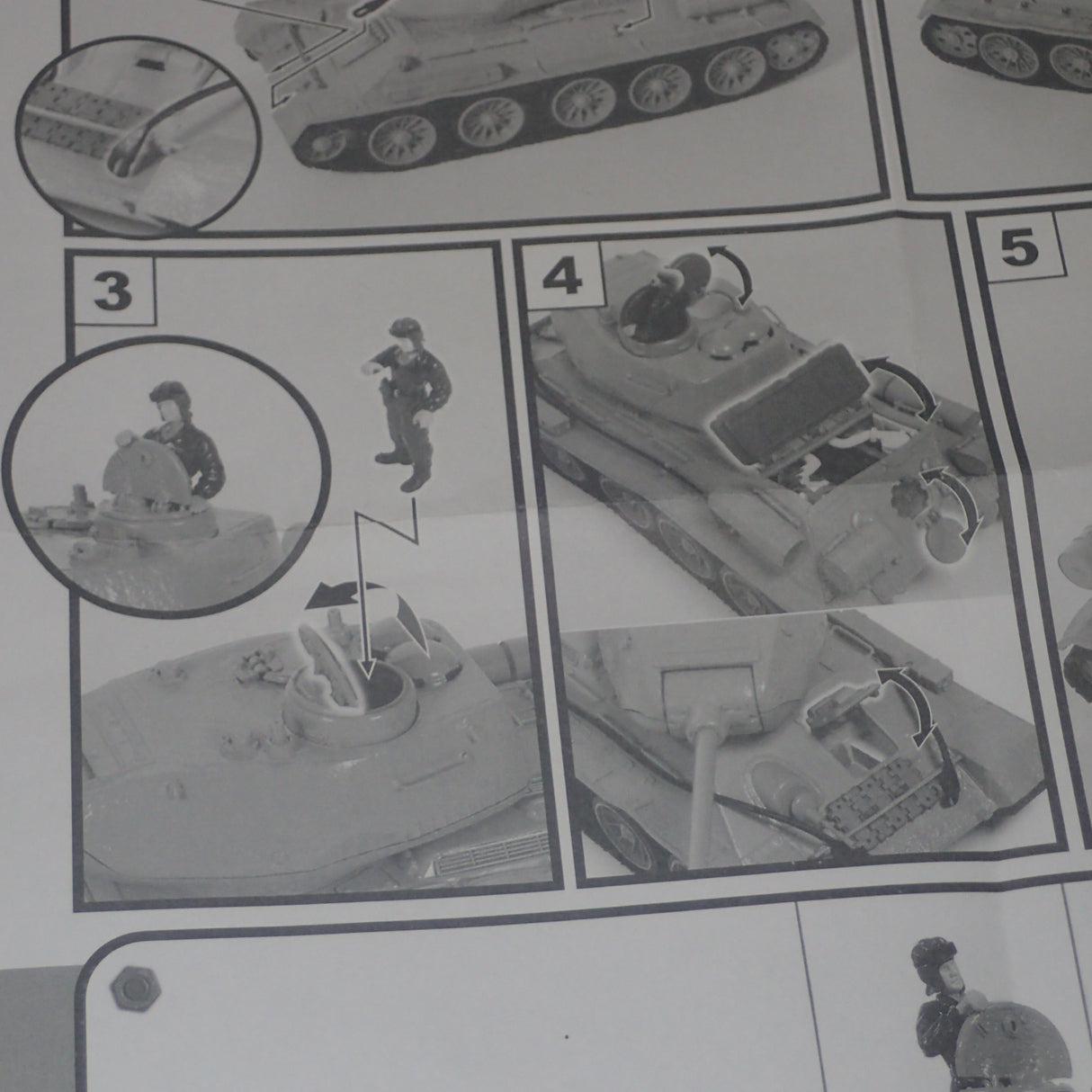 Forces of Valor 801013B - 1/32 Scale - Soviet T34-85 Medium Tank (with night weathering & city battle effect) Scale Model Replica