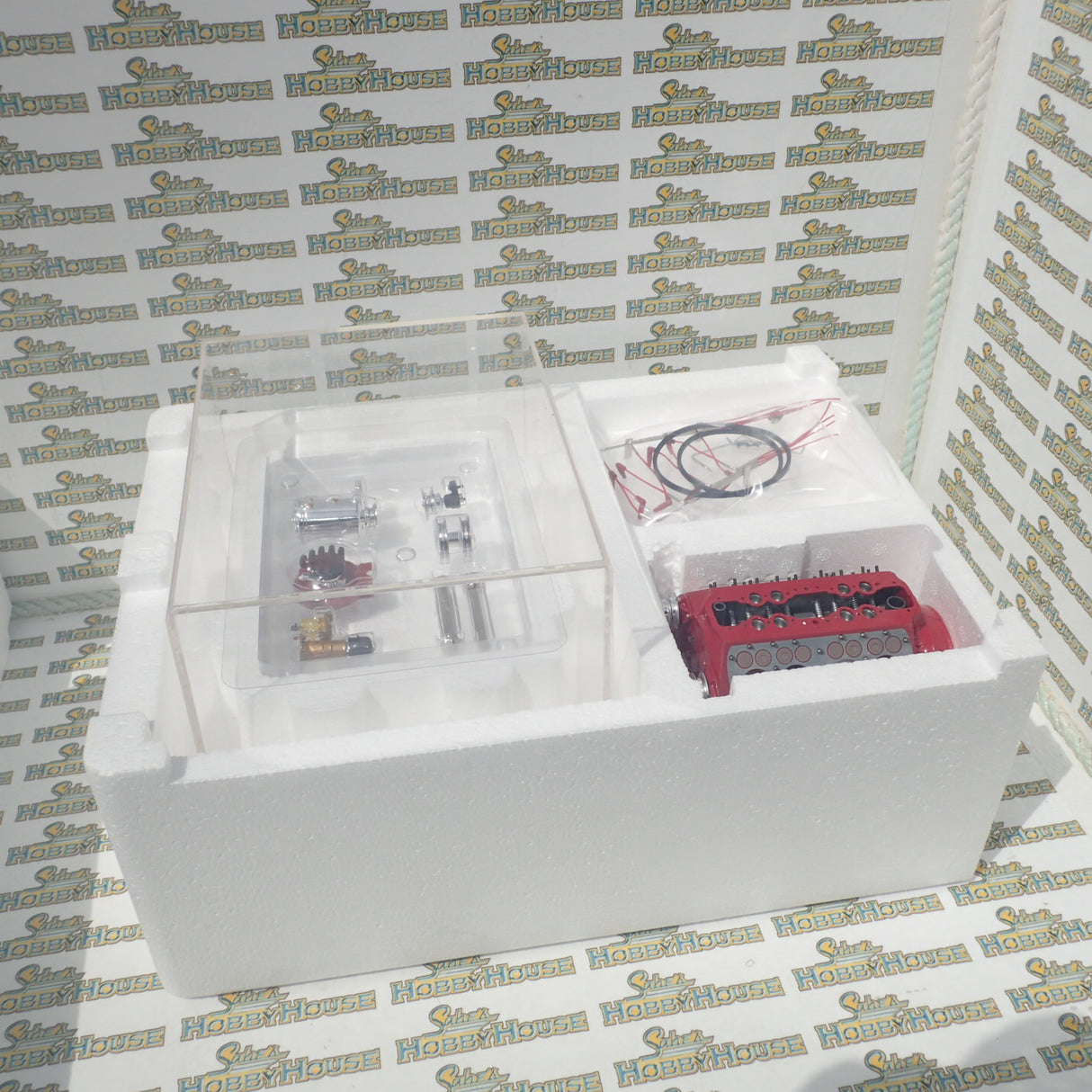 GMP G0602905 - 1:6 Scale Ford 24 Stud Flathead Edelbrock Show Engine in Acrylic Case