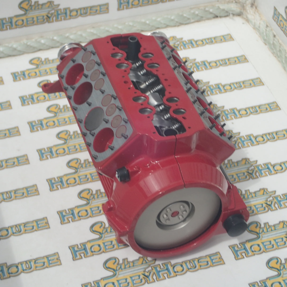 GMP G0602905 - 1:6 Scale Ford 24 Stud Flathead Edelbrock Show Engine in Acrylic Case