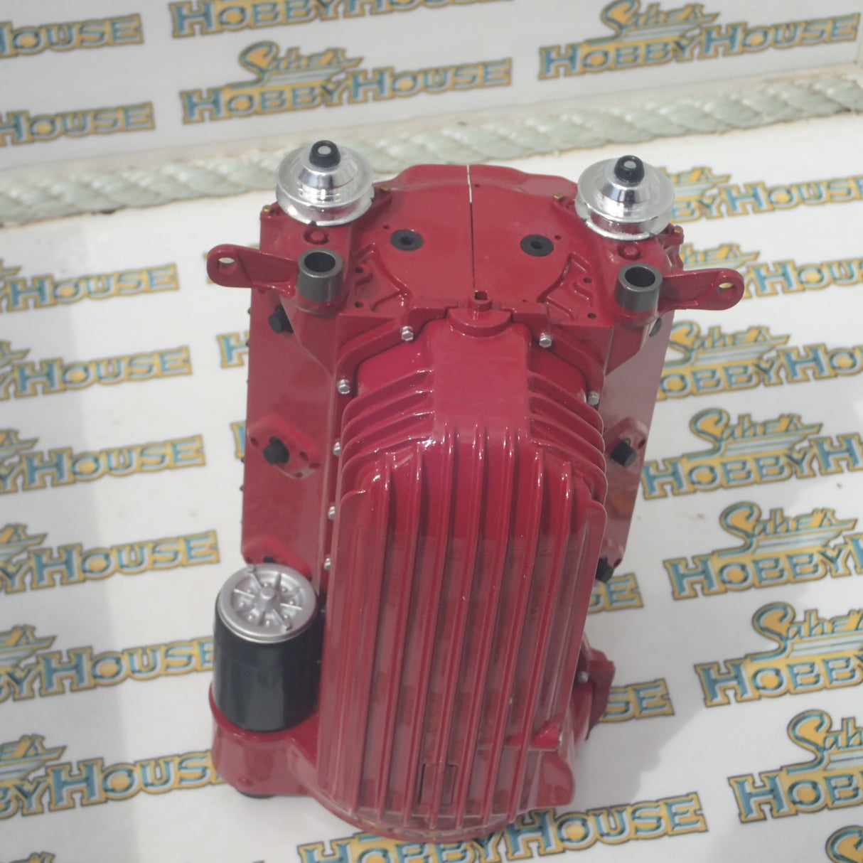 GMP G0602905 - 1:6 Scale Ford 24 Stud Flathead Edelbrock Show Engine in Acrylic Case