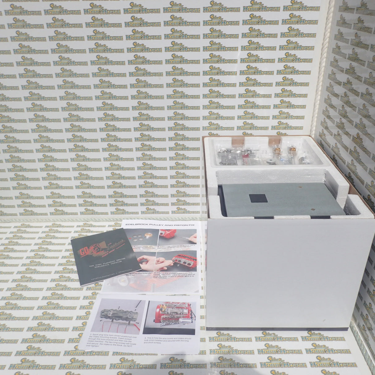 GMP G0602905 - 1:6 Scale Ford 24 Stud Flathead Edelbrock Show Engine in Acrylic Case