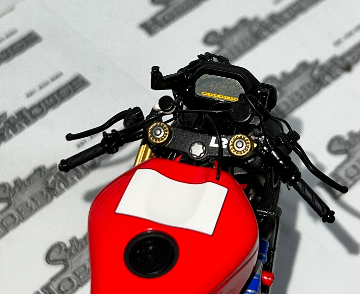 MINICHAMPS 122 031495 -D 1/12 DUCATI DESMO 16 1.GP VICTORY 'DIRT' L.CAPIROSSI 2003