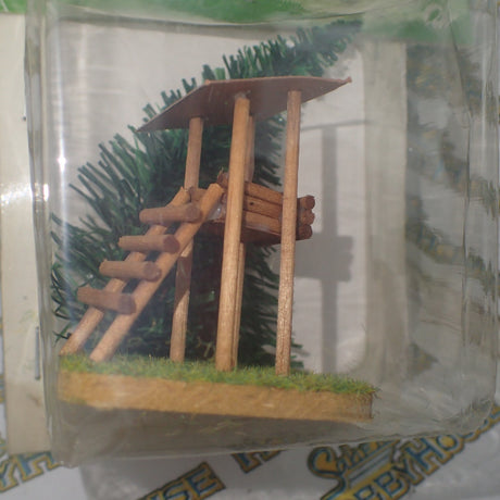 Jordan - HO/00 Scale - Wooden Fort/Lookout & Tree