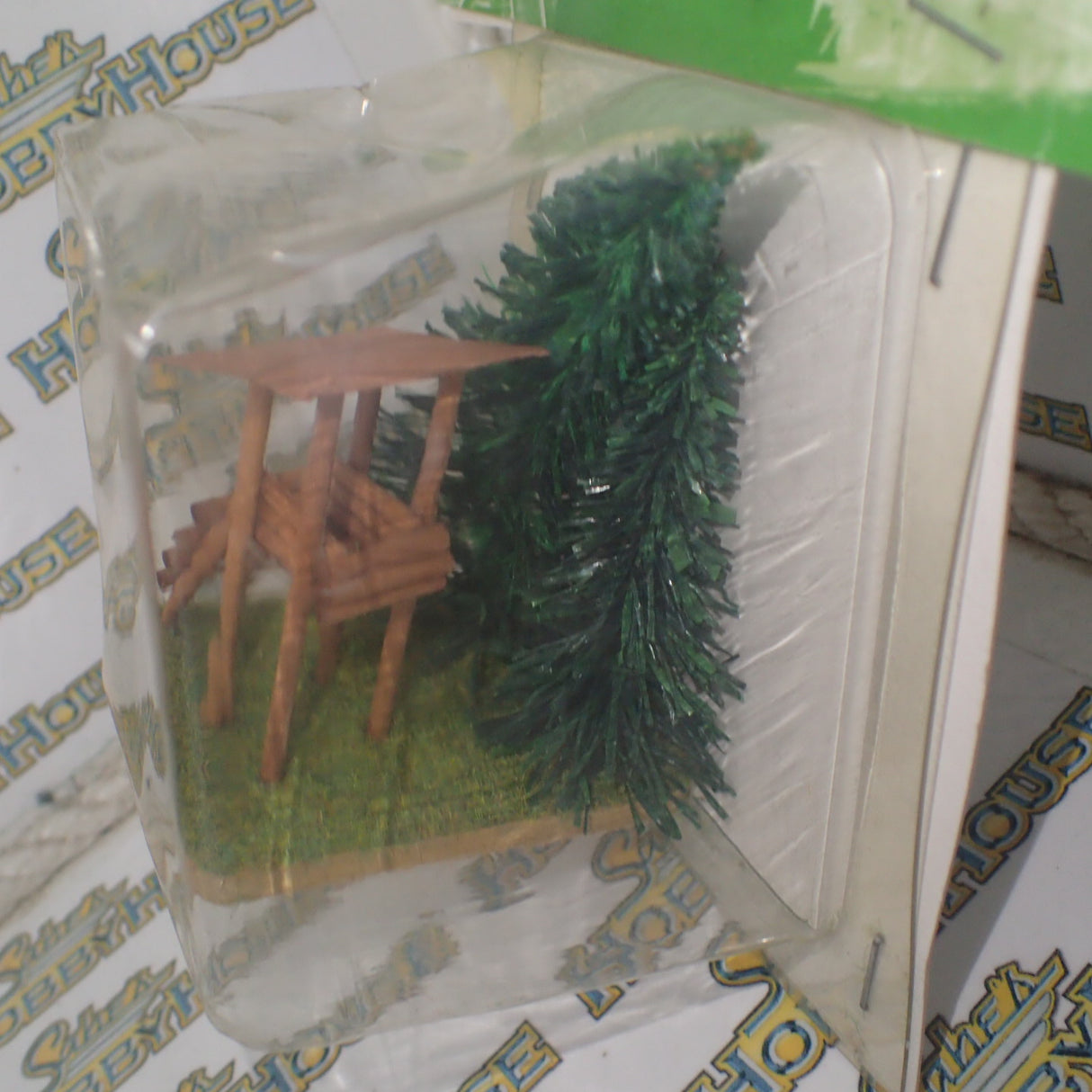 Jordan - HO/00 Scale - Wooden Fort/Lookout & Tree