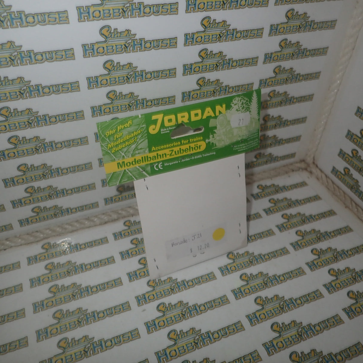 Jordan - HO/00 Scale - Wooden Fort/Lookout & Tree