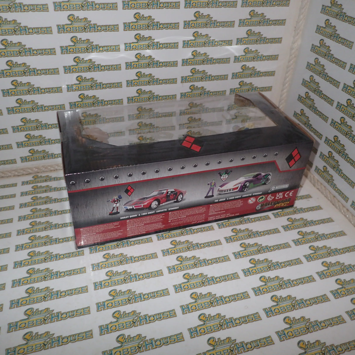 Jada JAD31196 - 1/24 Scale Hollywood Ride Harley Quinn & 1969 Corvette Stingray Diecast Scale Model Replica