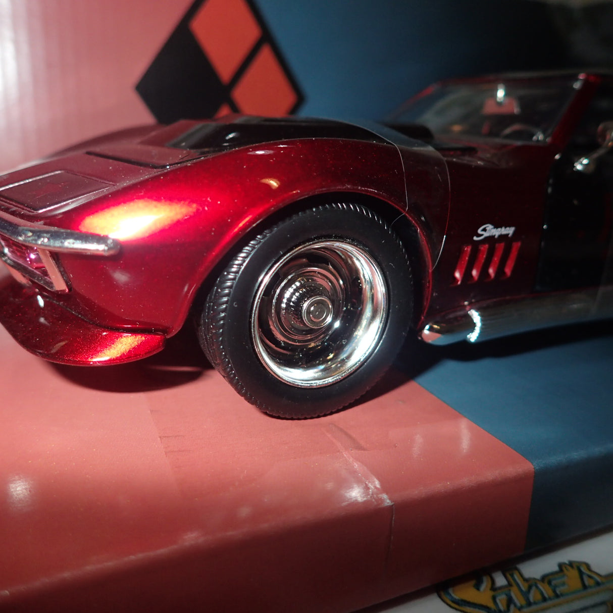 Jada JAD31196 - 1/24 Scale Hollywood Ride Harley Quinn & 1969 Corvette Stingray Diecast Scale Model Replica