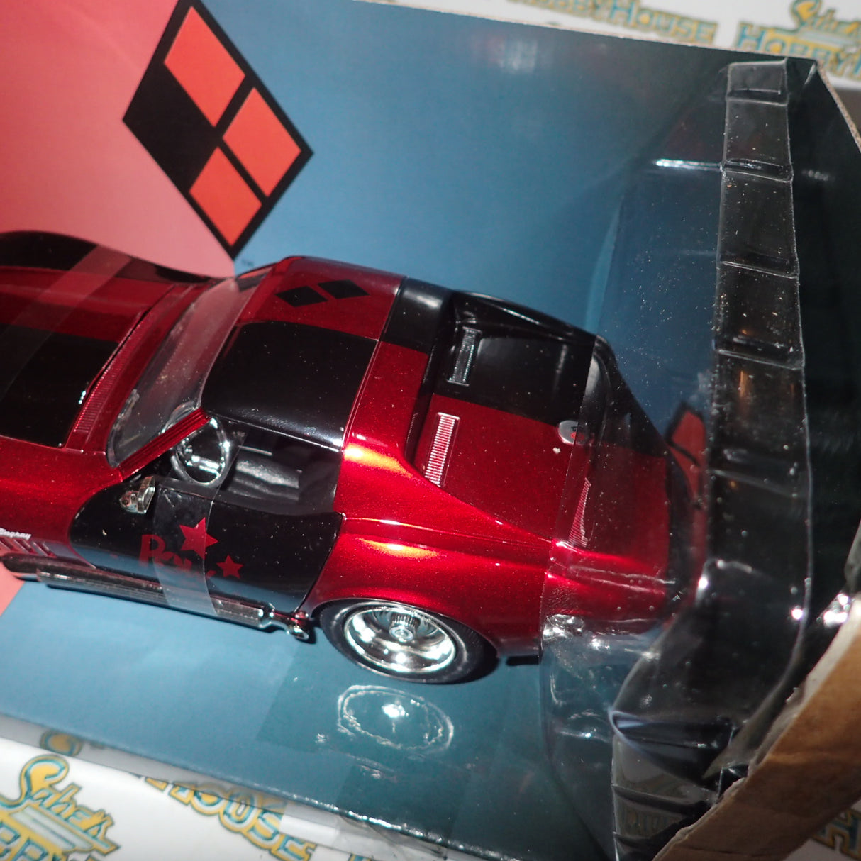 Jada JAD31196 - 1/24 Scale Hollywood Ride Harley Quinn & 1969 Corvette Stingray Diecast Scale Model Replica