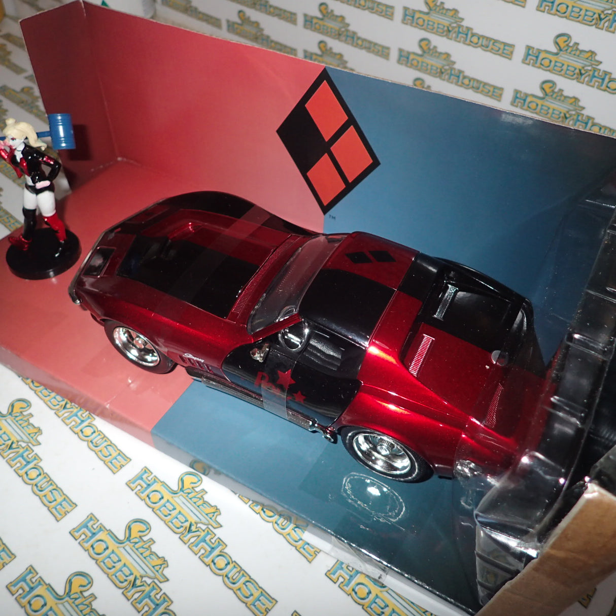 Jada JAD31196 - 1/24 Scale Hollywood Ride Harley Quinn & 1969 Corvette Stingray Diecast Scale Model Replica