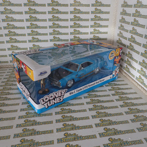 Jada Toys JAD32038 - Looney Tunes Plymouth Road Runner 1970 with Wile E Coyote 1:24 Scale Hollywood Ride