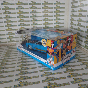Jada Toys JAD32038 - Looney Tunes Plymouth Road Runner 1970 with Wile E Coyote 1:24 Scale Hollywood Ride
