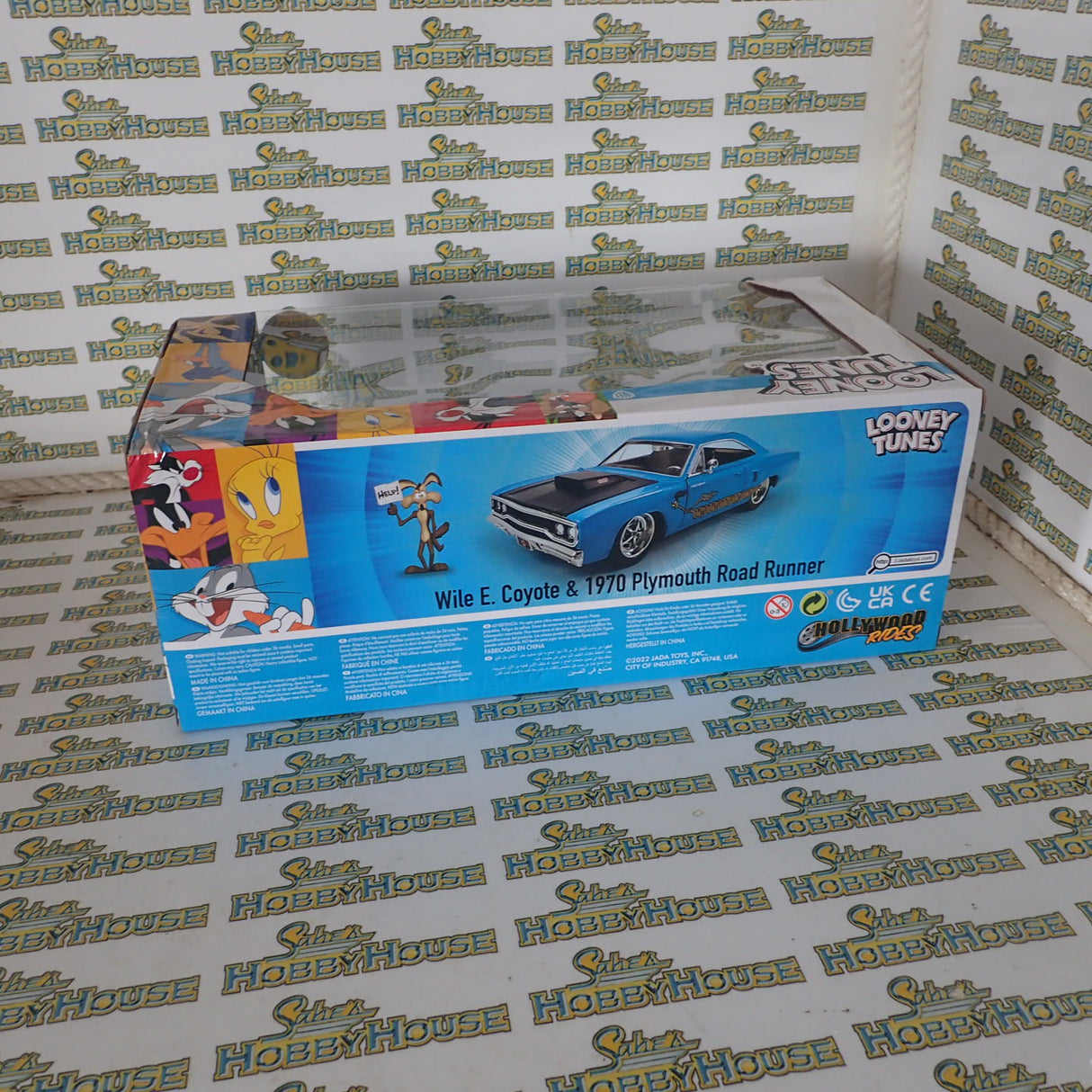 Jada Toys JAD32038 - Looney Tunes Plymouth Road Runner 1970 with Wile E Coyote 1:24 Scale Hollywood Ride
