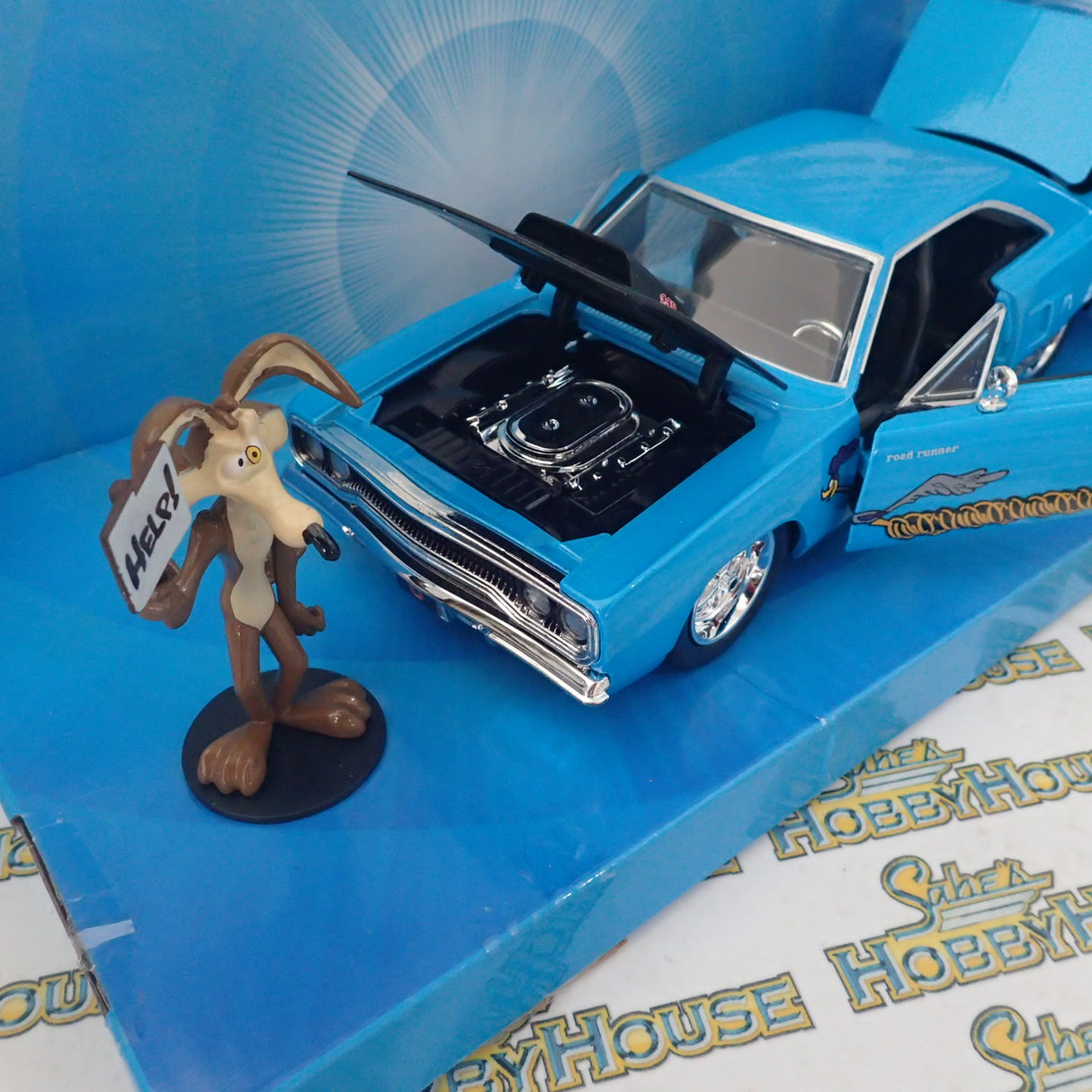 Jada Toys JAD32038 - Looney Tunes Plymouth Road Runner 1970 with Wile E Coyote 1:24 Scale Hollywood Ride