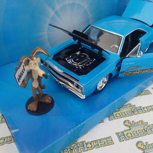 Jada Toys JAD32038 - Looney Tunes Plymouth Road Runner 1970 with Wile E Coyote 1:24 Scale Hollywood Ride