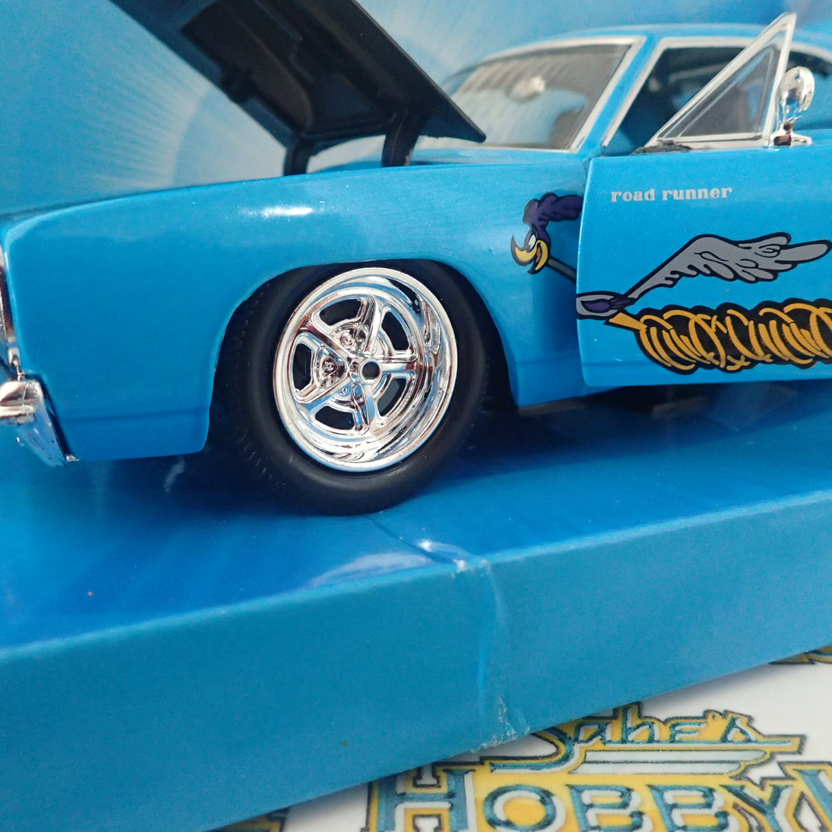 Jada Toys JAD32038 - Looney Tunes Plymouth Road Runner 1970 with Wile E Coyote 1:24 Scale Hollywood Ride