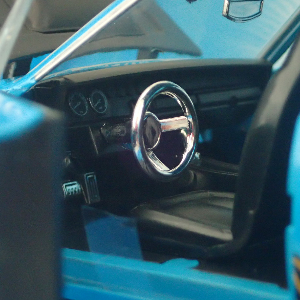 Jada Toys JAD32038 - Looney Tunes Plymouth Road Runner 1970 with Wile E Coyote 1:24 Scale Hollywood Ride