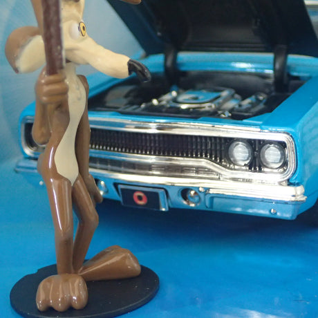Jada Toys JAD32038 - Looney Tunes Plymouth Road Runner 1970 with Wile E Coyote 1:24 Scale Hollywood Ride