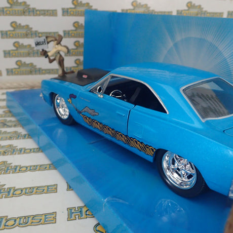Jada Toys JAD32038 - Looney Tunes Plymouth Road Runner 1970 with Wile E Coyote 1:24 Scale Hollywood Ride