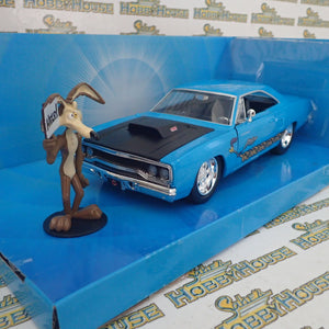 Jada Toys JAD32038 - Looney Tunes Plymouth Road Runner 1970 with Wile E Coyote 1:24 Scale Hollywood Ride