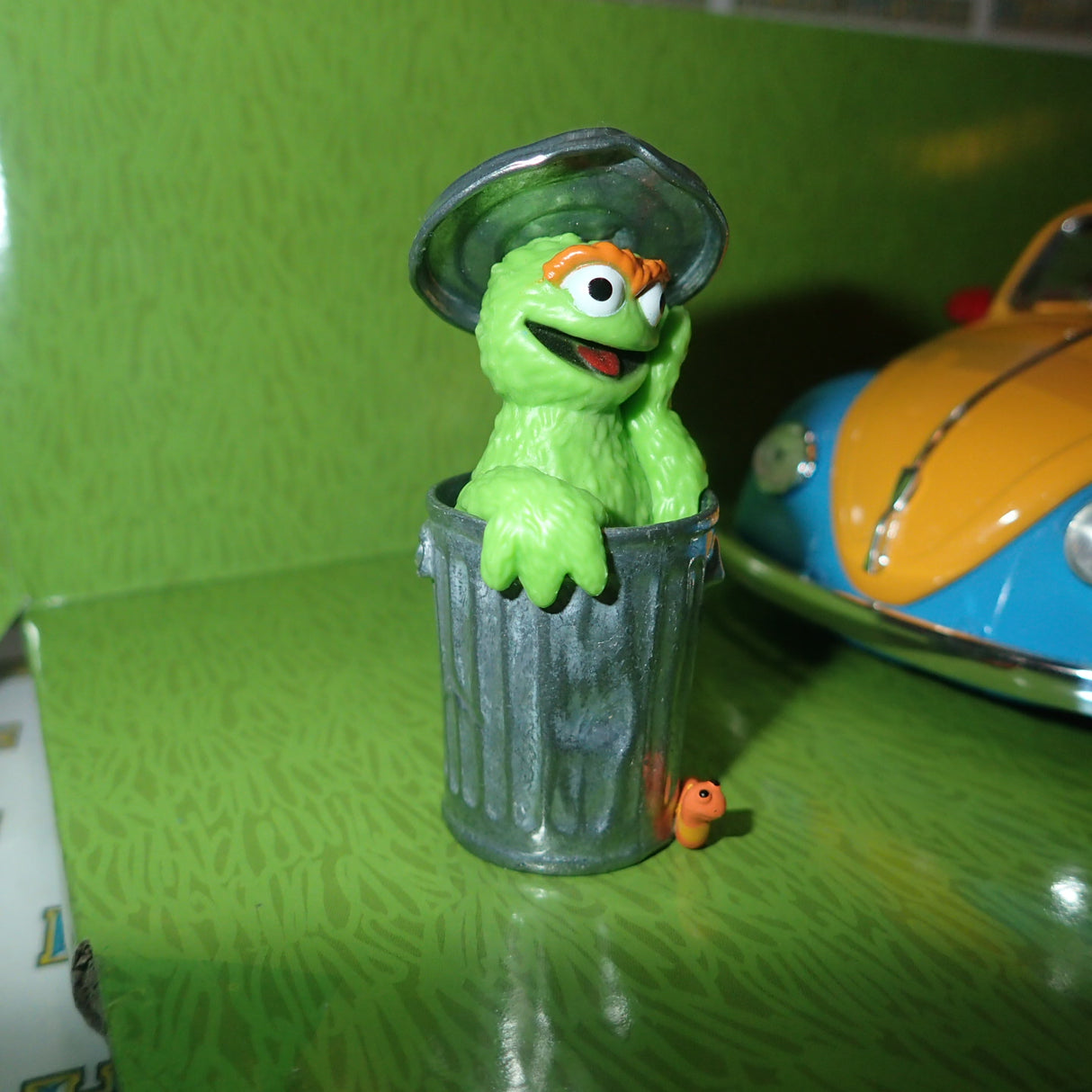 Jada JAD32801 - 1/24 Scale Sesame St - 1959 VW Beetle HR w/Oscar Diecast Scale Model Replica