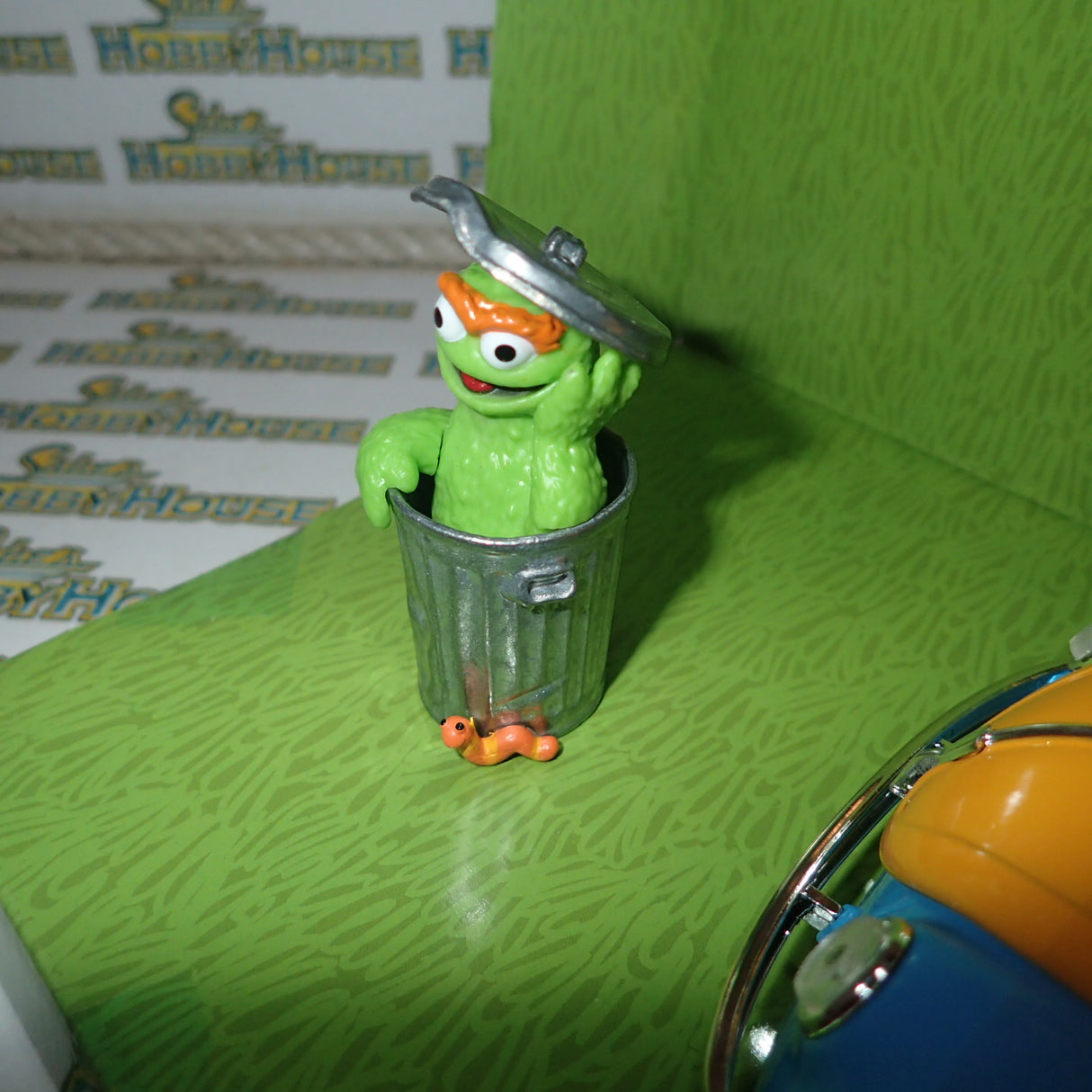 Jada JAD32801 - 1/24 Scale Sesame St - 1959 VW Beetle HR w/Oscar Diecast Scale Model Replica