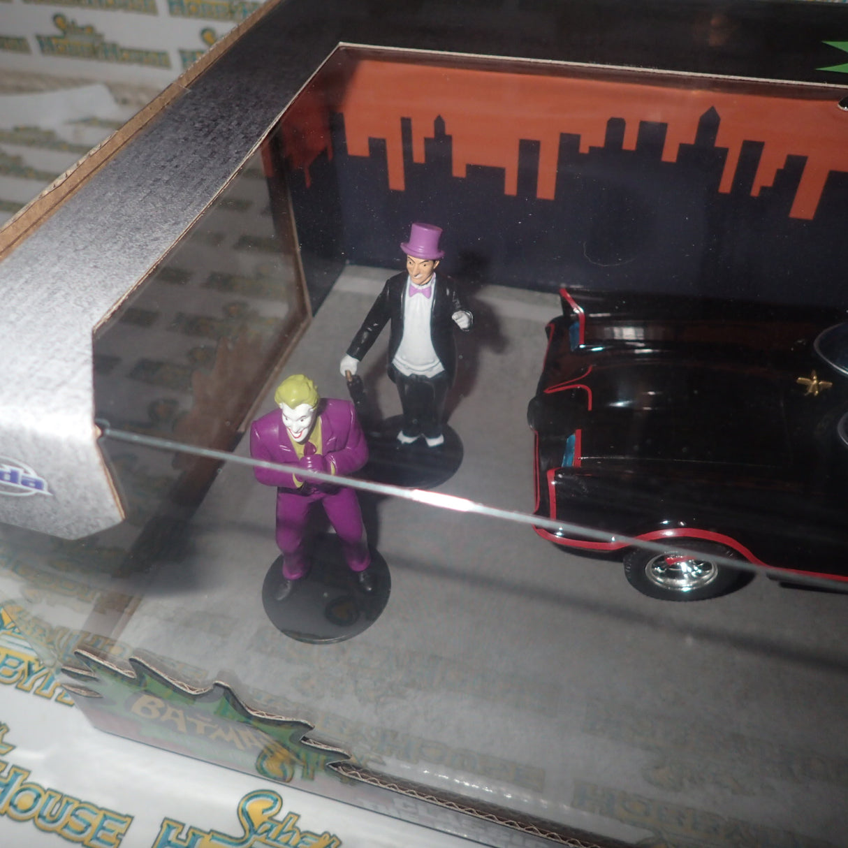 Jada Toys JAD33737 - 1/24 Scale Batman (TV) - Classic Batmobile with 4 Figures 1:24 Scale Set Diecast Model Replica