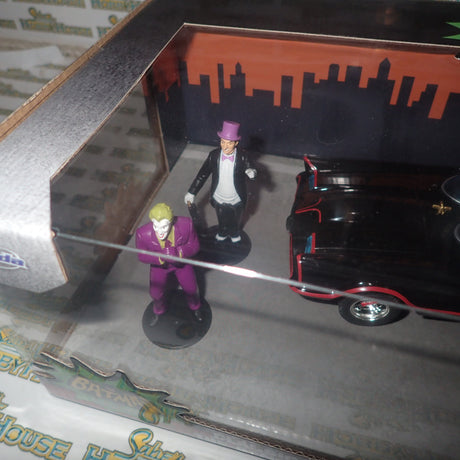 Jada Toys JAD33737 - 1/24 Scale Batman (TV) - Classic Batmobile with 4 Figures 1:24 Scale Set Diecast Model Replica
