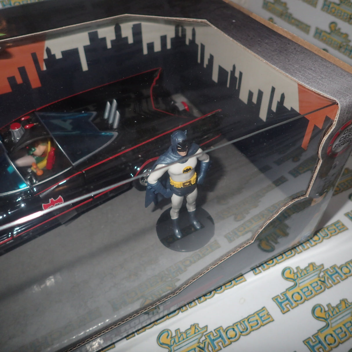Jada Toys JAD33737 - 1/24 Scale Batman (TV) - Classic Batmobile with 4 Figures 1:24 Scale Set Diecast Model Replica