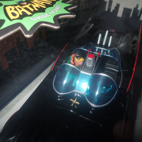 Jada Toys JAD33737 - 1/24 Scale Batman (TV) - Classic Batmobile with 4 Figures 1:24 Scale Set Diecast Model Replica