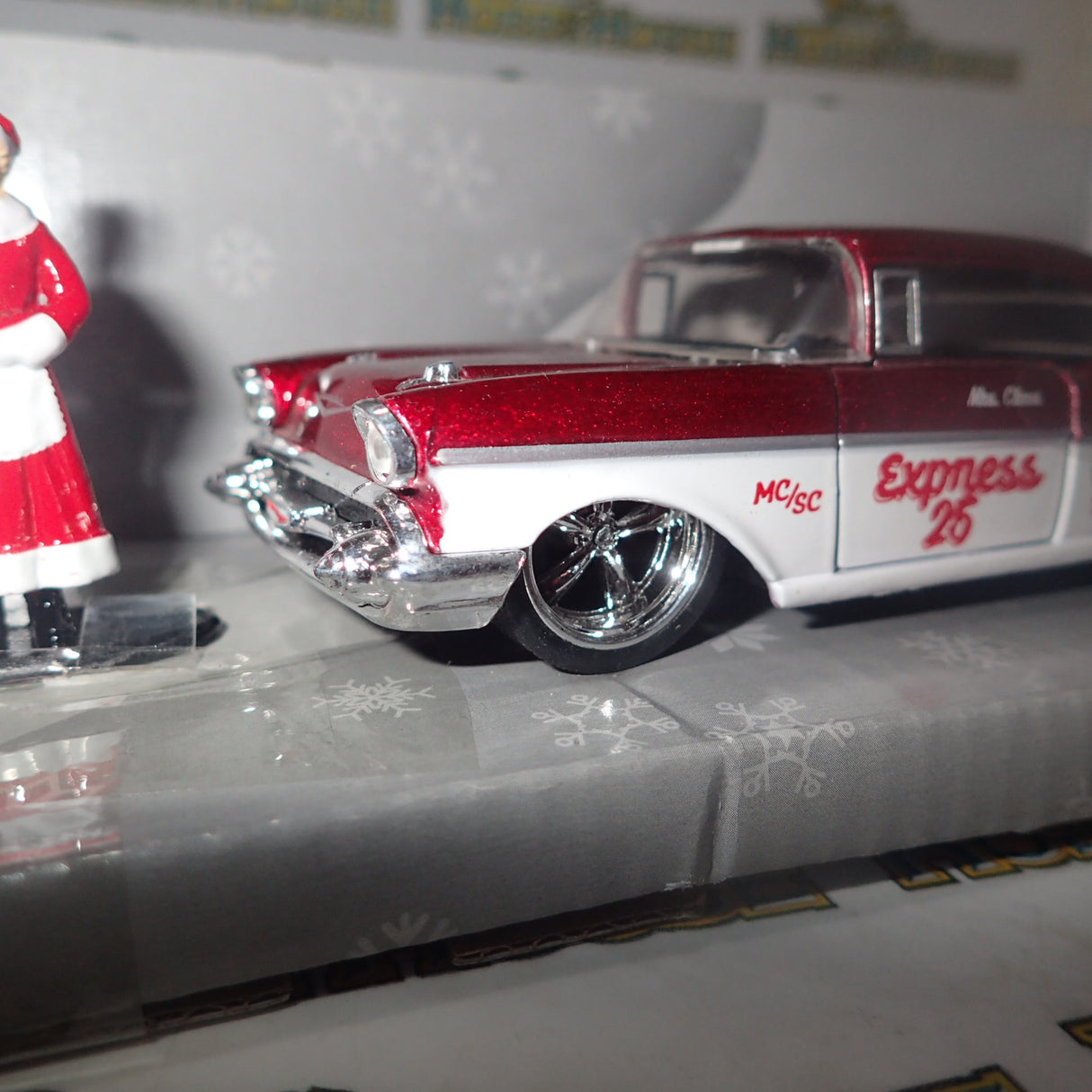 Jada Toys JAD33750 - 1:32 Scale Holiday Rides - Xmas vehicle w/Ms Claus