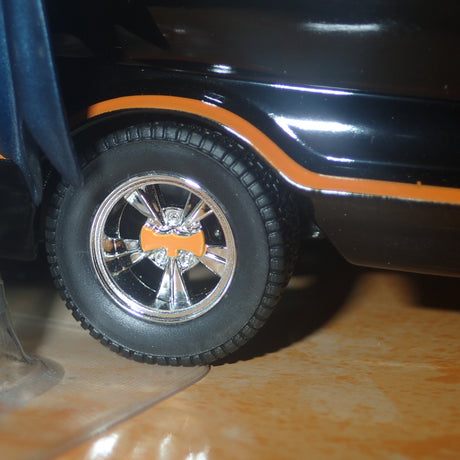 Jada Toys 98259 - 1/24 Scale - Batman Classic TV Series - Batmobile & Batman Diecast Model Replica