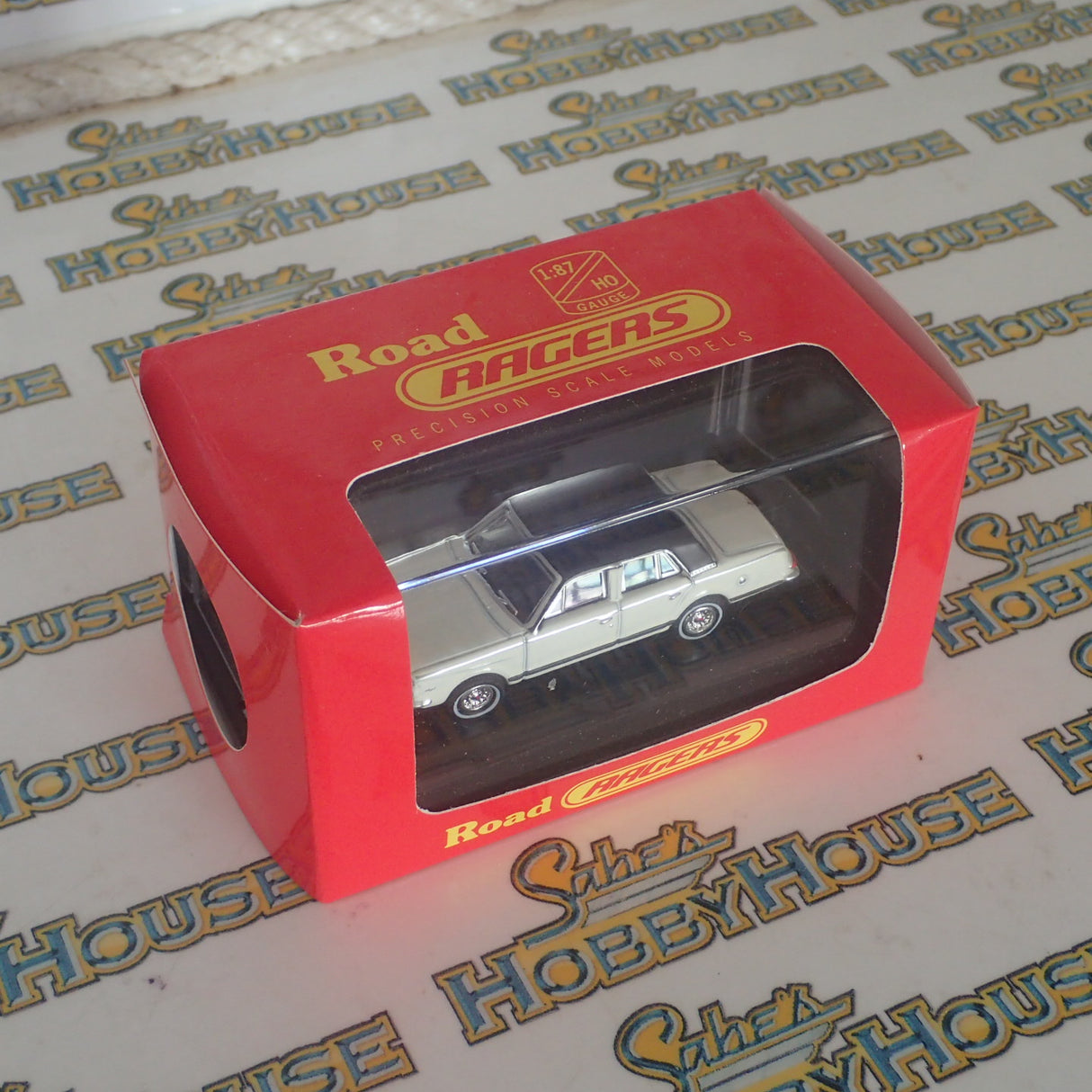 Road Ragers Precision Scale Models – 1:87/HO – 1963 Valiant AP5 in Alpine White with Black Vinyl Roof