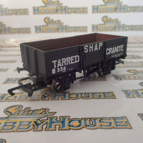 Hornby - HO/00 Scale - 5 Plank Wagon 'Shap Tarred Granite' Rolling Stock