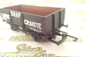 Hornby - HO/00 Scale - 5 Plank Wagon 'Shap Tarred Granite' Rolling Stock