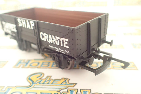 Hornby - HO/00 Scale - 5 Plank Wagon 'Shap Tarred Granite' Rolling Stock