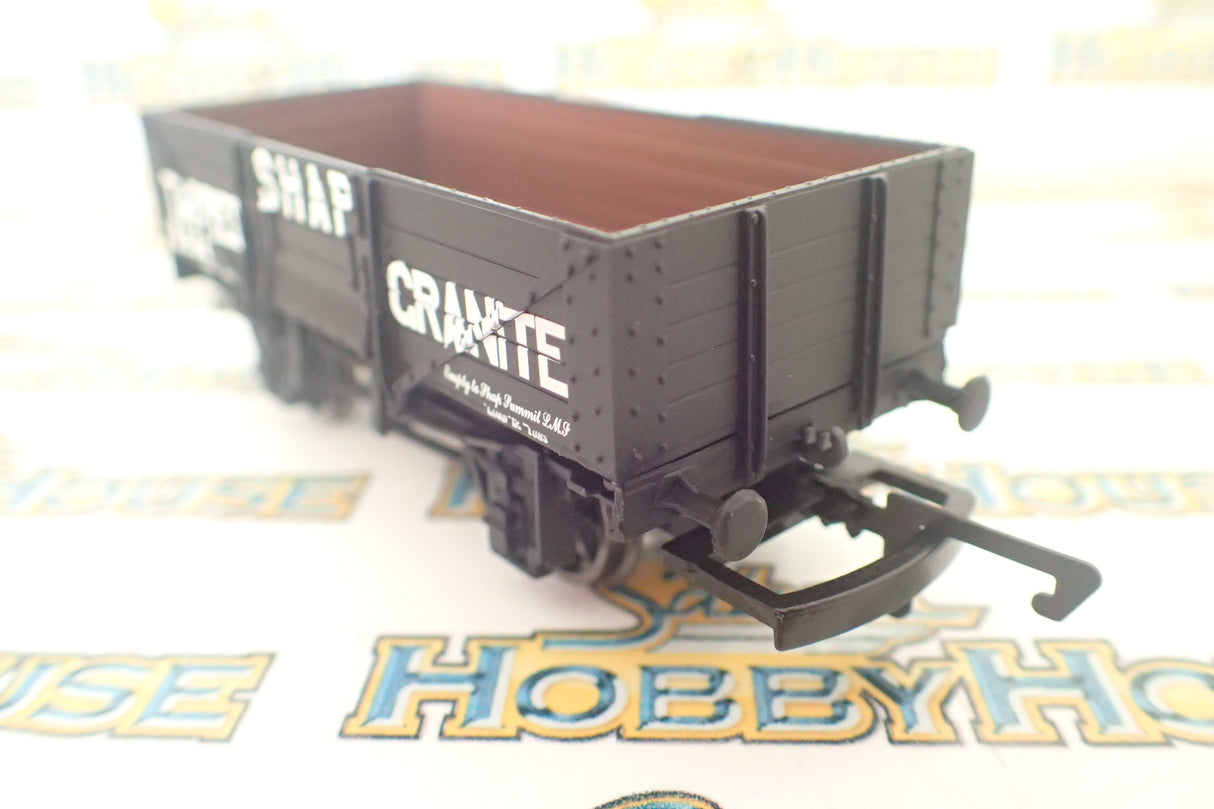 Hornby - HO/00 Scale - 5 Plank Wagon 'Shap Tarred Granite' Rolling Stock