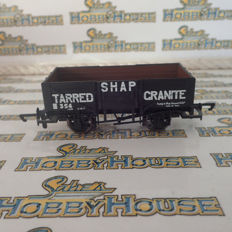 Hornby - HO/00 Scale - 5 Plank Wagon 'Shap Tarred Granite' Rolling Stock