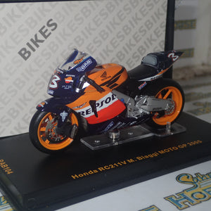 IXO Models RAB104 - 1/24 Scale - Honda RC211V #3 M.Biaggi MotoGP 2005 Scale Model Replica