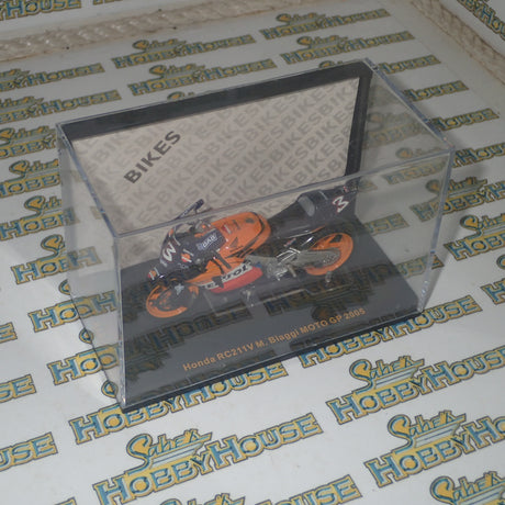 IXO Models RAB104 - 1/24 Scale - Honda RC211V #3 M.Biaggi MotoGP 2005 Scale Model Replica