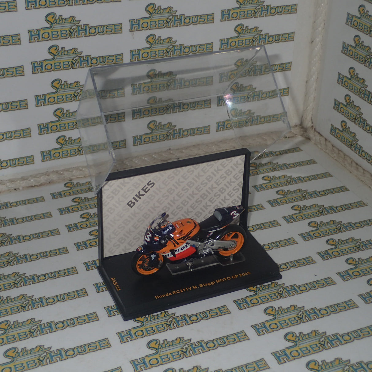 IXO Models RAB104 - 1/24 Scale - Honda RC211V #3 M.Biaggi MotoGP 2005 Scale Model Replica