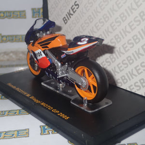 IXO Models RAB104 - 1/24 Scale - Honda RC211V #3 M.Biaggi MotoGP 2005 Scale Model Replica