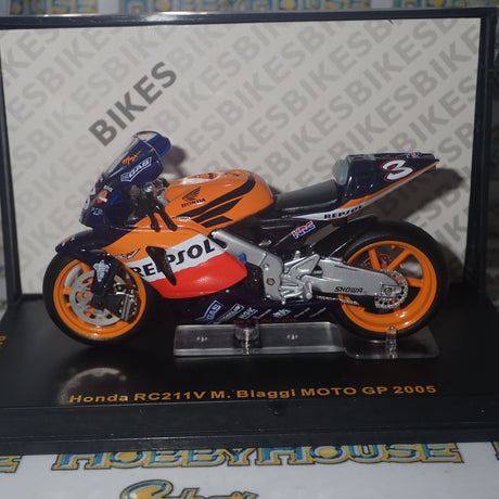 IXO Models RAB104 - 1/24 Scale - Honda RC211V #3 M.Biaggi MotoGP 2005 Scale Model Replica