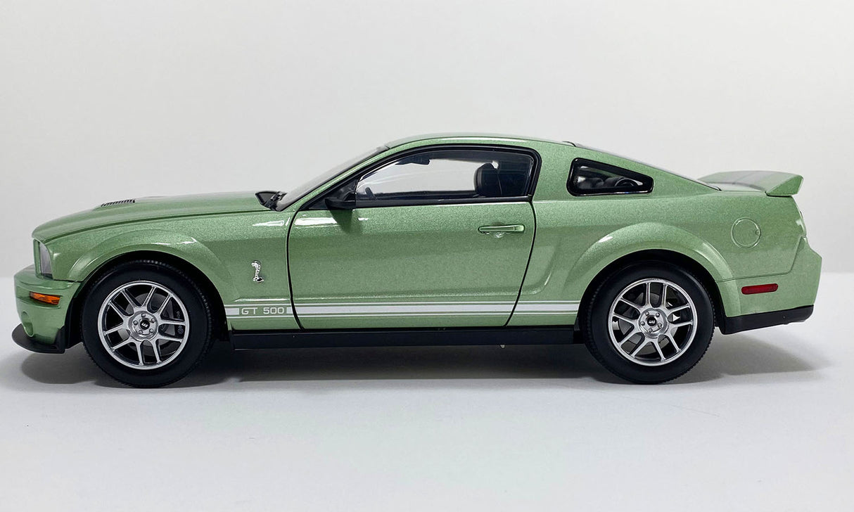 Shelby Collectibles SC18004 - 1/18 2007 Ford Mustang Shelby GT500 - Lime Green scale replica