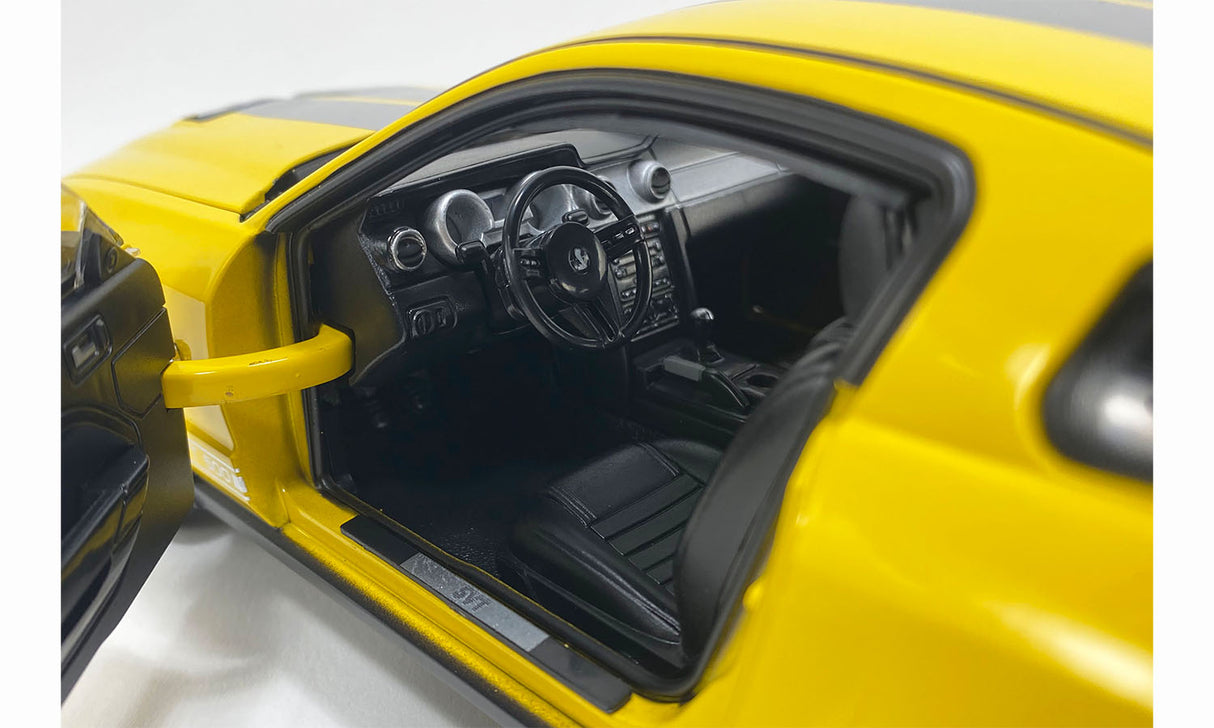 Shelby Collectibles SC18005 - 1/18 2007 Ford Mustang Shelby GT500 - Yellow scale replica