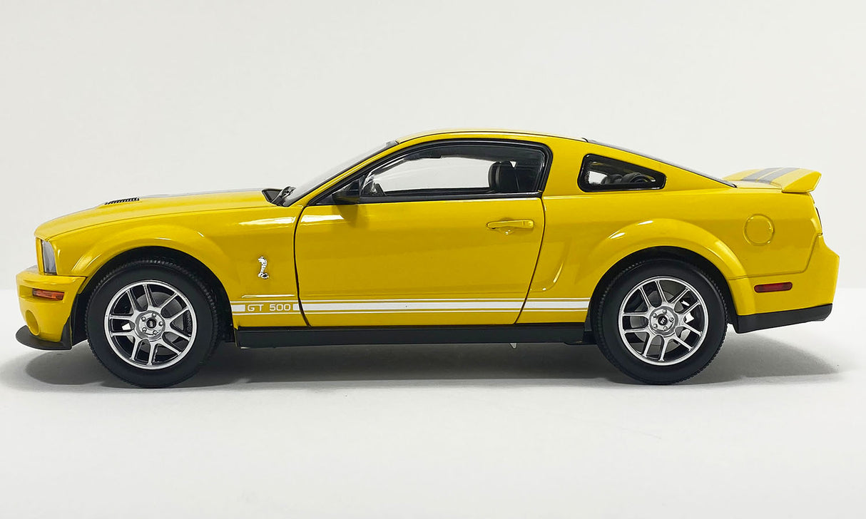 Shelby Collectibles SC18005 - 1/18 2007 Ford Mustang Shelby GT500 - Yellow scale replica